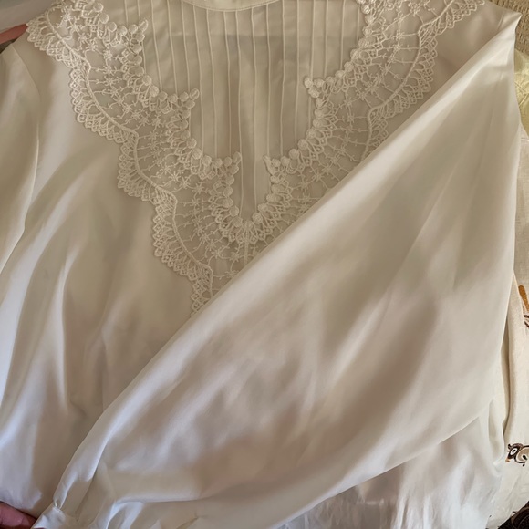 3 Dress blouses Sizes L-XL. Like new. - Picture 5 of 7